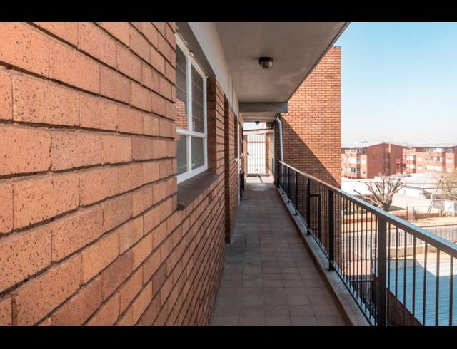 1 BEDROOM APARTMENT FOR SALE IN MALVERN EAST EXT